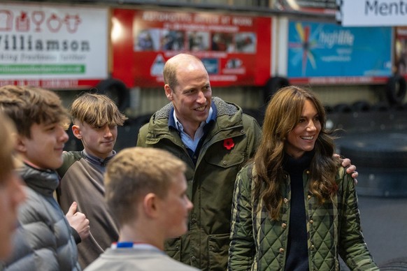 02.11.2023, Gro�britannien, Inverness: Prinz William (M) und Prinzessin Kate (r) von Wales, besuchen DAY1, eine in den Highlands ans�ssige Wohlt�tigkeitsorganisation Schottland, die benachteiligten ju ...
