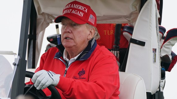 ARCHIV - 03.05.2023, Großbritannien, Turnberry: Donald Trump, ehemaliger Präsident der USA, fährt einen Golfwagen während seines Besuchs in Großbritannien auf seinem Golfplatz Trump Turnberry in South ...
