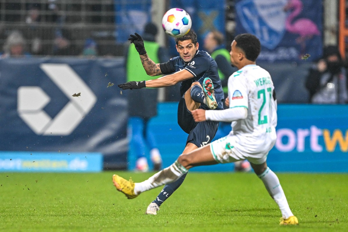 1. Bundesliga - VfL Bochum - Union Berlin am 14.01.2024 im Vonovia Ruhrstadion in Bochum Olivier Deman Werder Bremen im Zweikampf gegen Felix Agu Werder Bremen *** 1 Bundesliga VfL Bochum Union Berlin ...