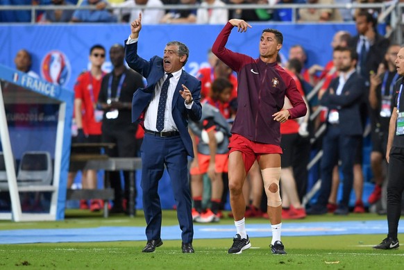 Cristiano Ronaldo (r.) unterstützte während des EM-Finales 2016 seinen Coach Fernando Santos an der Seitenlinie.