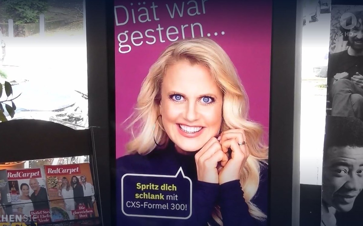 Die Fake-Werbung mit Barbara Schöneberger wird im Kiosk gezeigt.