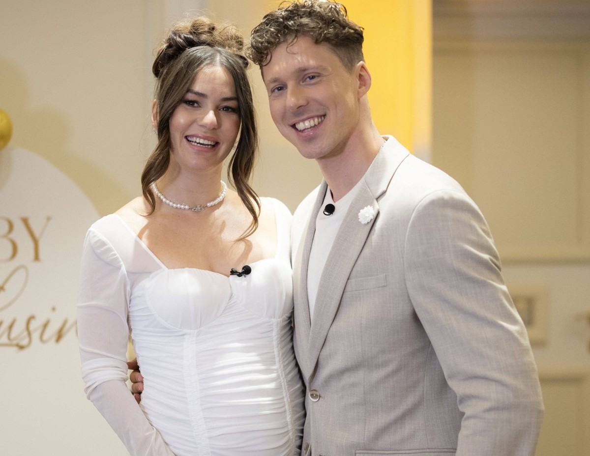 10.12.2023 , Düsseldorf, Renata und Valentin Lusin auf der eigenen Gender Reveal Party, dort erfahren die werdenden Eltern das Geschlecht ihres Kindes. Nach mehreren Fehlgeburten erwartet das aus der  ...