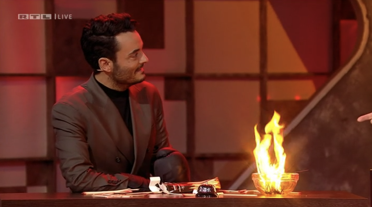 Giovanni Zarrella zündete in einem Spiel eine Packung Streichhölzer an.