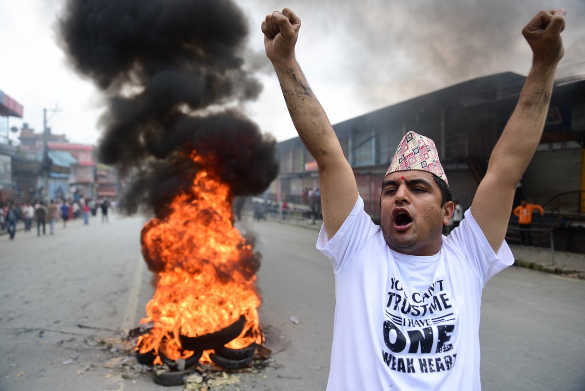 09.09.2025, Nepal, Kathmandu: Ein Demonstrant ruft Slogans. Mehrere Menschen waren am Vortag in Nepal getötet worden, als die Polizei Tränengas und Gummigeschosse auf Demonstranten abfeuerte, die vers ...