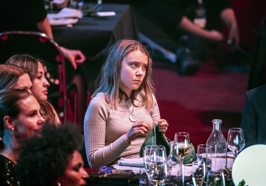 Greta Thunberg crocheting during the Swedish Heroes Gala 2022 award ceremony at Cirkus in Stockholm, Sweden, December 05, 2022. Stockholm SWEDEN x2512x *** Greta Thunberg crocheting during the Swedish ...