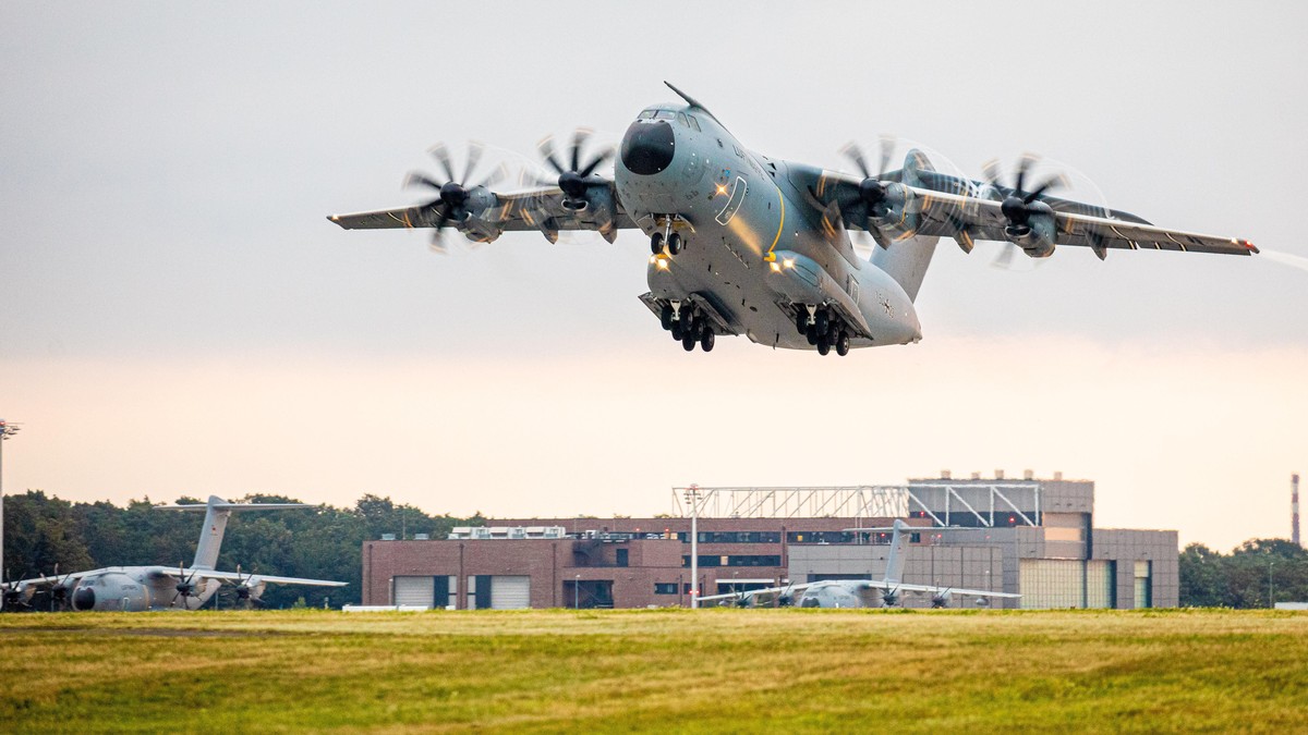 Ein Transportflugzeug vom Typ Airbus A400M der Luftwaffe startet am Morgen auf dem Fliegerhorst Wunstorf in der Region Hannover. Angesichts des rasanten Vormarschs der Taliban in Afghanistan will die  ...