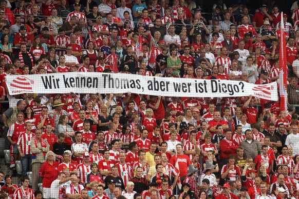 Bundesliga, 1. Spieltag, FC Bayern M�nchen - Wir kennen Thomas M�ller, aber wer ist Diego - Bayern Fans spielen auf die L�nderspiel PK an, bei der Nationaltrainer Diego Maradona ARG den jungen Nationa ...