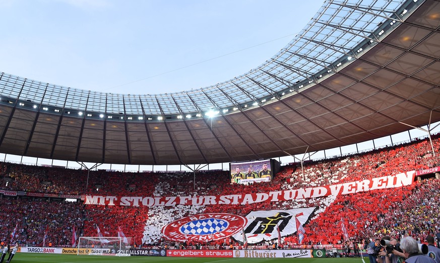 Die Bayern-Fans verwandelten ihre Kurve im Olympiastadion in ein rot-weißes Fahnenmeer. Unter dem Spruch "Mit Stolz für Stadt und Verein" zeigten sie das Club- und das Stadtwappen.