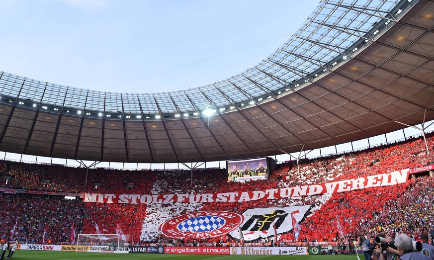 FUSSBALL DFB POKAL FINALE SAISON 2015/2016 in Berlin FC Bayern Muenchen - Borussia Dortmund 21.05.2016 Fans des FC Bayern Muenchen im Berliner Olympiastadion PUBLICATIONxNOTxINxAUTxSUIxITA

Football ...