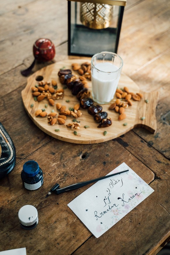 Oft beginnt das Fastenbrechen mit Datteln und Milch.