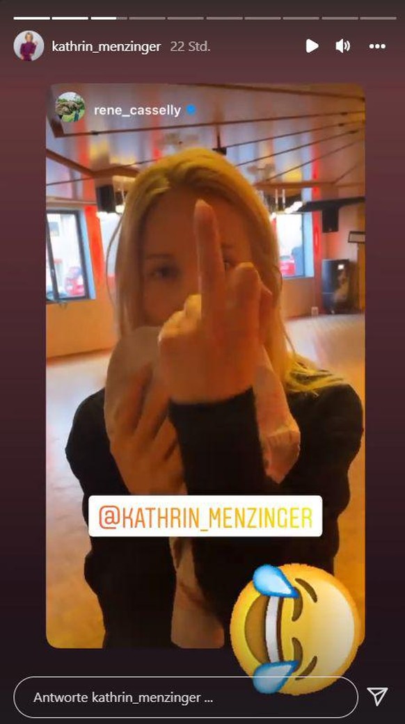 Kathrin zeigt René den Mittelfinger.