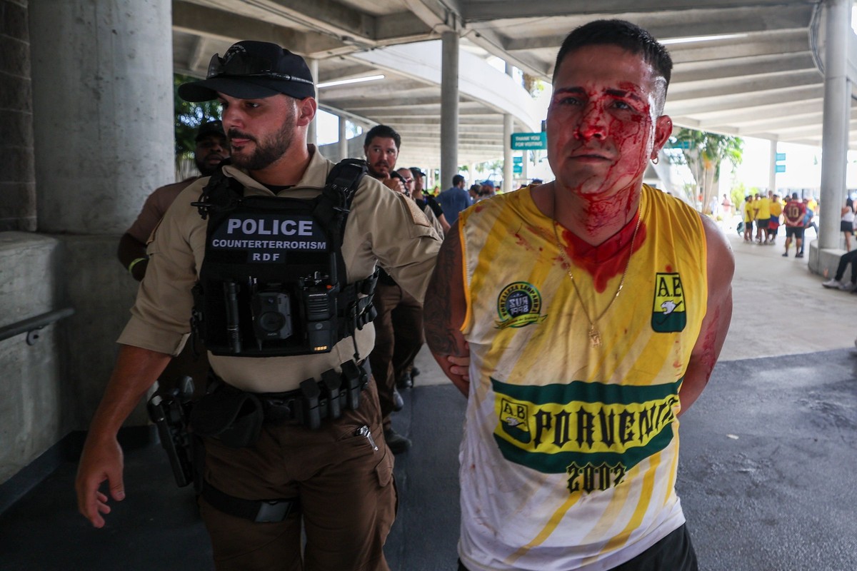 Soccer: Copa America-Final-Argentina vs Colombia Jul 14, 2024 Miami, FL, USA a fan is detained by police before the Copa America Final match between Argentina and Colombia at Hard Rock Stadium. Miami  ...