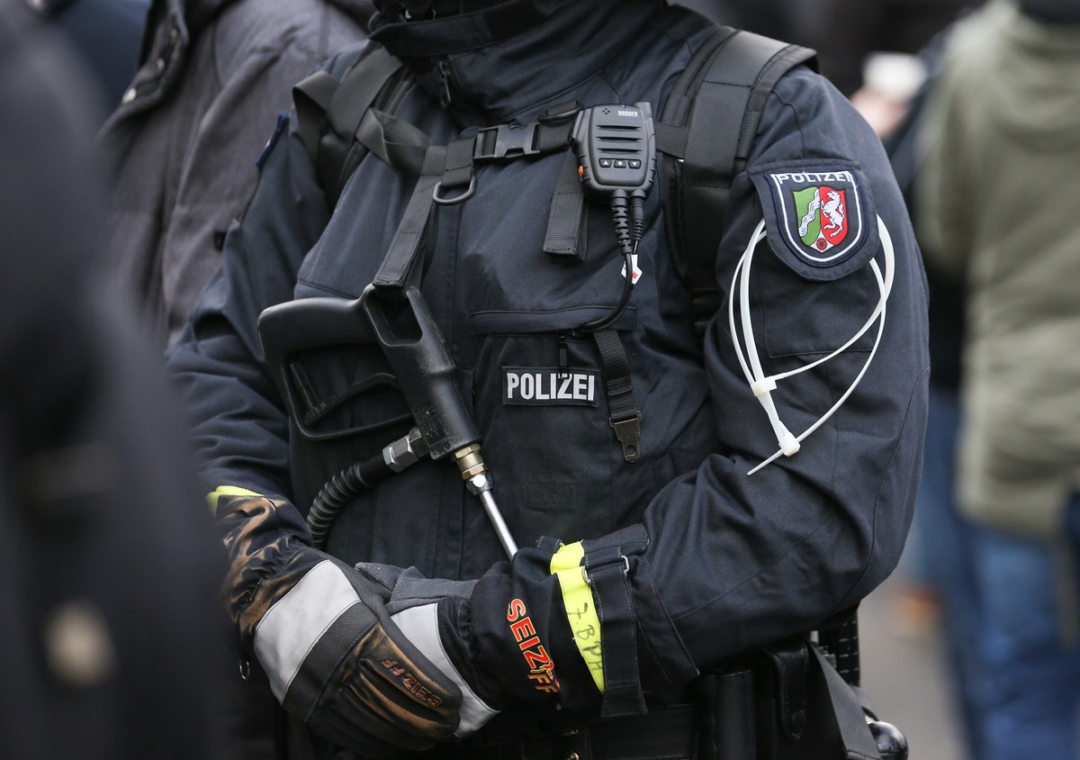 ARCHIV - 25.11.2017, Nordrhein-Westfalen, Dortmund: Fußball: Die Polizei überwacht die Ankunft von Fans. Auch im NRW-Amateurfußball kommt es häufig zu Polizeieinsätzen. (zu dpa: «Härtere Strafen bei G ...