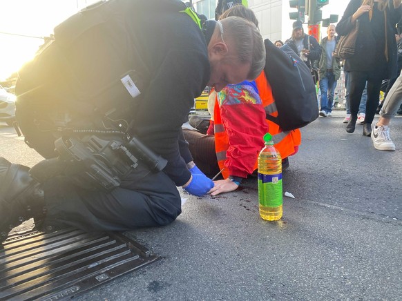 Nachdem die Wissenschaft das 1,5 Grad Ziel als unerreichbar bewertet hat, häufen sich sich Protestaktionen vonKlimaaktivist:innen, wie hier an der Berliner Torstraße.