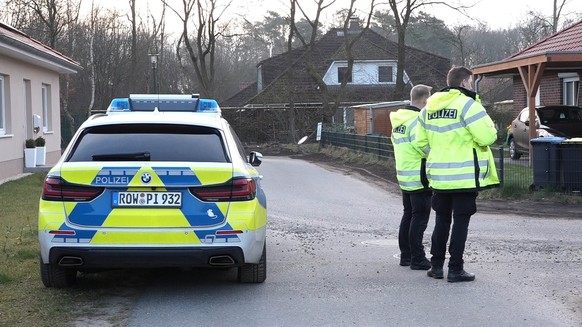 01.03.2024, Niedersachsen, Bothel: Polizei steht in einem Wohngebiet, nachdem Sch�sse gefallen sind. Die Polizei ermittelt nach Sch�ssen im Landkreis Rotenburg wegen m�glicher Kapitaldelikte. Es gebe  ...