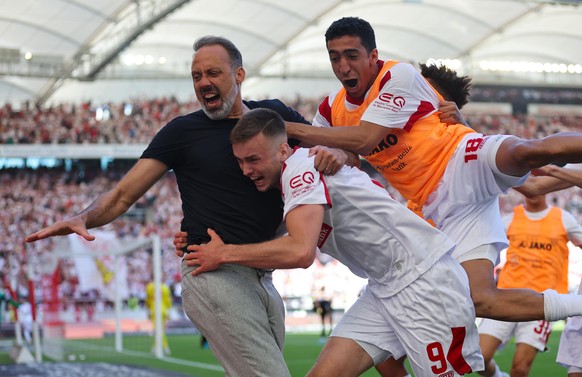 Stuttgarts Trainer Pellegrino Matarazzo (l-r), Stuttgarts Sasa Kalajdzic und Tiago Barreiros de Melo Tomas jubeln nach dem Tor zum 2:1 durch Endo.