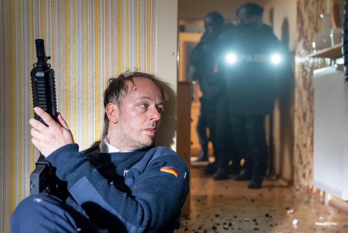 Thorsten Schneider (Andreas Brendel, l.) und Linus (Paul Busche, r.) gehen in Thorstens Schuppen den Umsturzplan für "Tag X" durch.