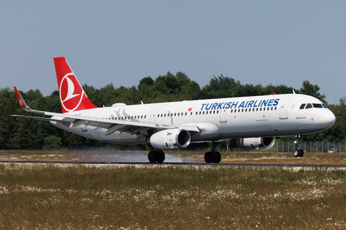Der Airbus A321-231 A321 der Fluglinie Turkish Airlines TK / THY mit der Registrierung TC-JSY MSN: 6758 landet am Flughafen Hamburg Airport EDDH/HAM. Hamburg Hamburg Deutschland *** Airbus A321 231 A3 ...