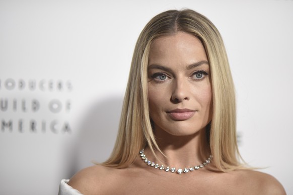 25.02.2024, USA, Los Angeles: Margot Robbie kommt zur 35. Vergabe des US-Produzentenpreis PGA im Ray Dolby Ballroom in Los Angeles an. Über die Auszeichnungen der Producers Guild of America (PGA), die ...