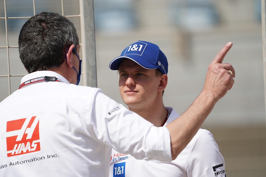 Haas-Teamchef Günther Steiner (l.) und Rennfahrer Mick Schumacher bei den Formel-1-Testfahrten in Bahrain.