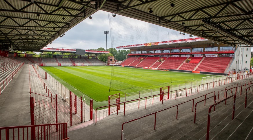 Ein Blick in das Stadion &quot;An der Alten Försterei&quot;, dem Heimstadion des Fußball-Bundesligisten 1.FC Union Berlin, zeigt leere Stehblöcke und verlassenen Rasen. Wegen der Maßnahmen zur Eindämm ...