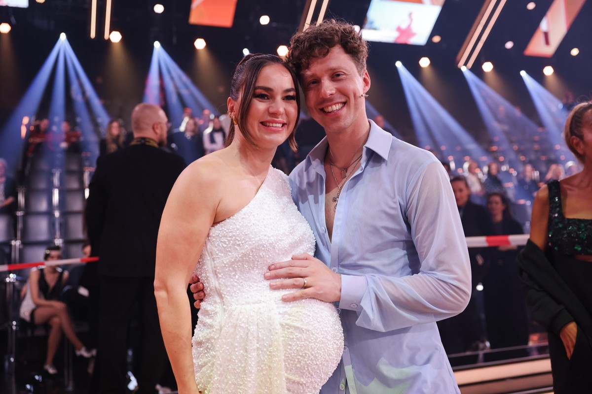 ARCHIV - 24.02.2024, Nordrhein-Westfalen, K�ln: Die schwangere Profit�nzerin Renata Lusin und ihr Mann Valentin Lusin, Profit�nzer, stehen in der Kennenlernshow der RTL-Tanzshow "Let's Dance ...