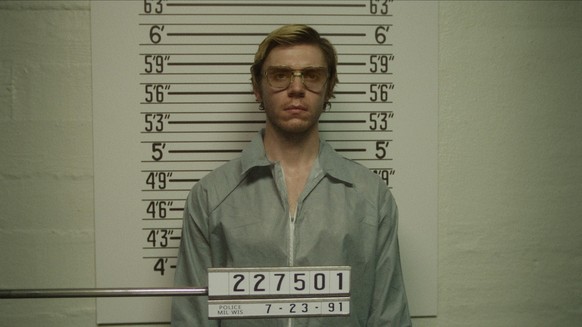 HANDOUT - 30.08.2022, ---, --: Evan Peters als Jeffrey Dahmer in einer Szene aus