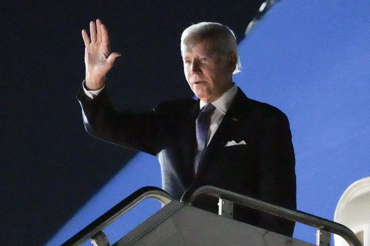 President Joe Biden waves before boarding Air Force One upon departure, Friday, Nov. 11, 2022, at Sharm el-Sheikh, Egypt. Biden is headed to the Association of Southeast Asian Nations (ASEAN) summit i ...