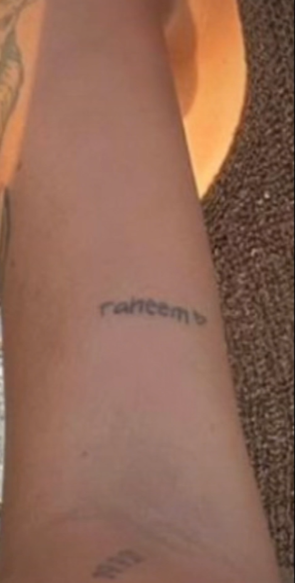 Rangezoomt kann man den Namen Raheem mit einem kleinen Herzen erkennen.