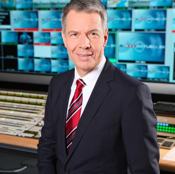 Hier ist Peter Kloeppel in dem Studio von "RTL Aktuell" zu sehen.