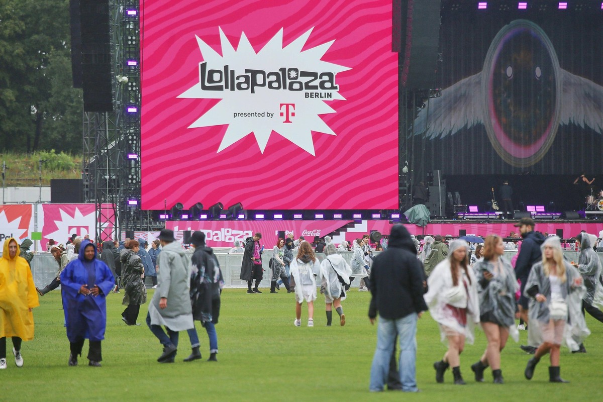 Berlin, Deutschland, 12.07.2025: Olympiastadion: Lollapalooza: Erste Zuschauer zum Start des zweitägigen Musikfestivals im Regen *** Berlin, Germany, 12 07 2025 Olympiastadion Lollapalooza First spect ...