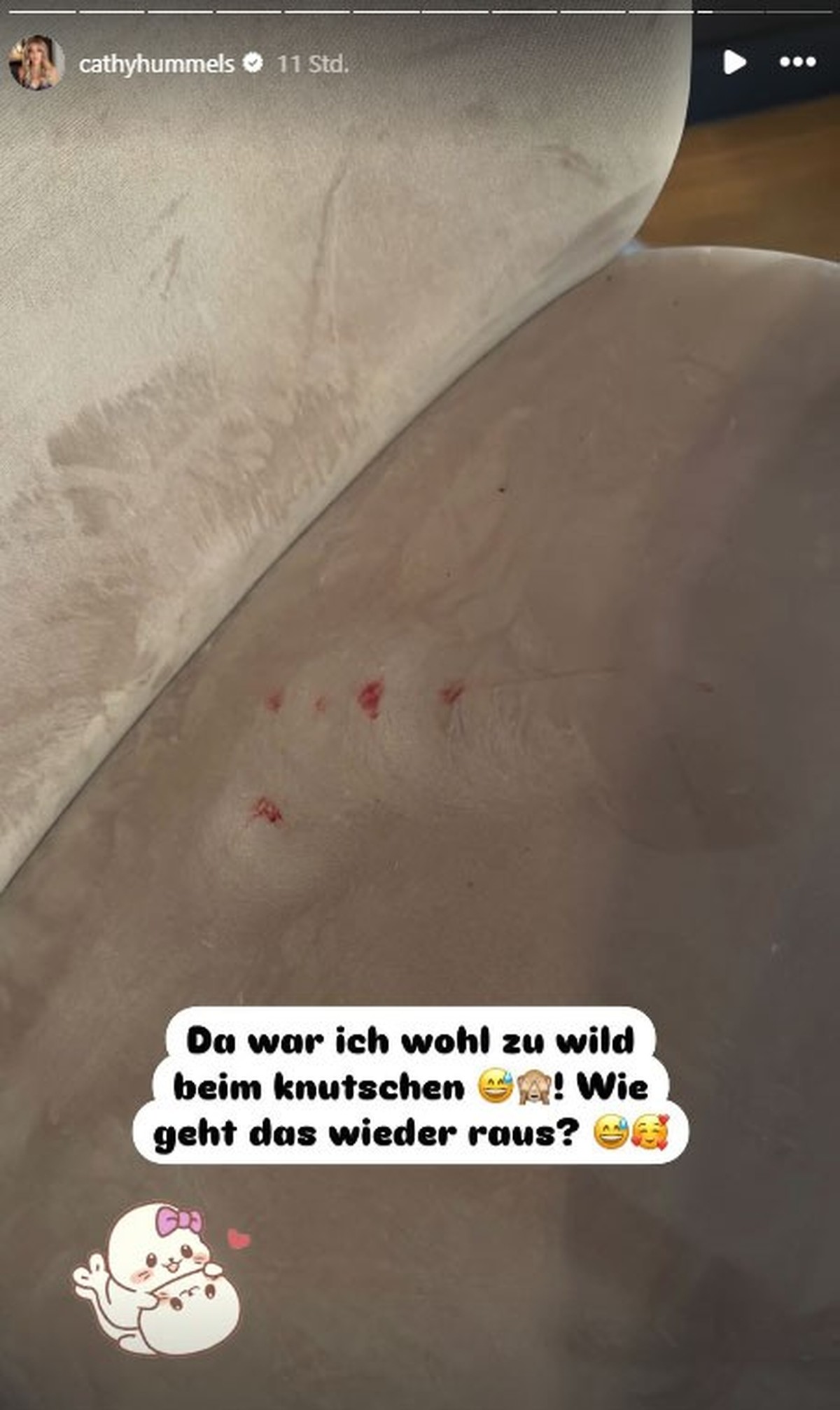 Cathy Hummels zeigt ihr Sofa nach dem Date.