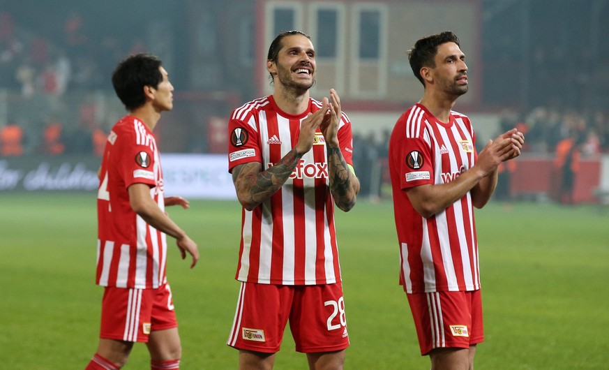 Genki Haraguchi, Christopher Trimmel, Rani Khedira, Unionmannschaft feiert 1:0 Sieg vor den Fans / Freude / Emotion / Jubel nach Spielende / / Fußball Fussball / UEL UEFA Europa League Herren / Saison ...