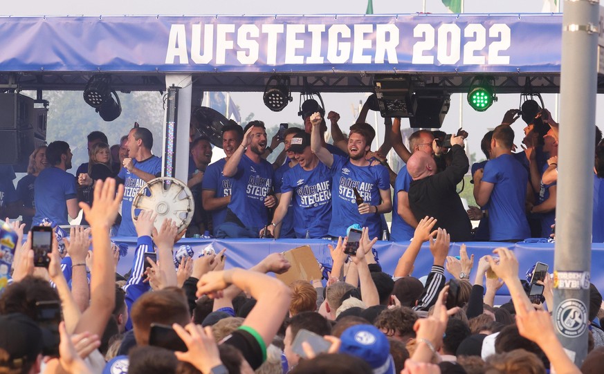 firo : 16.05.2022, Fu?ball, 2.Bundesliga, Saison 2021/2022, FC Schalke 04, Meister 2.Bundesliga 2021/2022, Meisterschaft 2.Liga f?r Schalke 04, Meisterfeier, Aufstiegsfeier ARENA AUF SCHALKE, VELTINS  ...