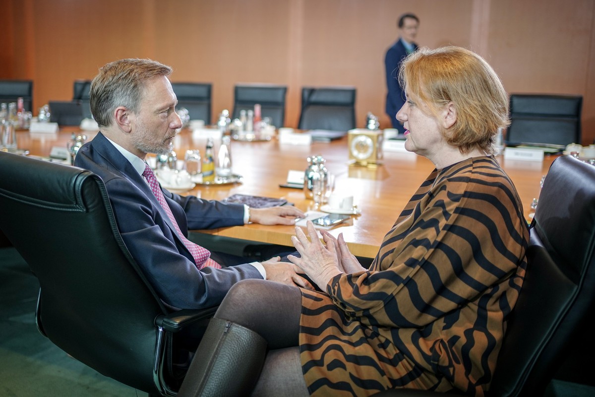 ARCHIV - 24.05.2023, Berlin: Christian Lindner (FDP), Bundesminister der Finanzen, und Lisa Paus (Bündnis 90/Die Grünen), Bundesministerin für Familie, Senioren, Frauen und Jugend, nehmen an der Sitzu ...