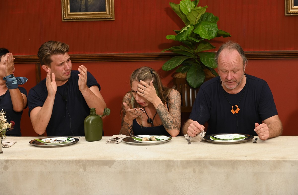 Raúl Richter, Toni Trips und Markus Reinecke: Das Essen schmeckt nicht jedem und schon gar nicht den Campern.