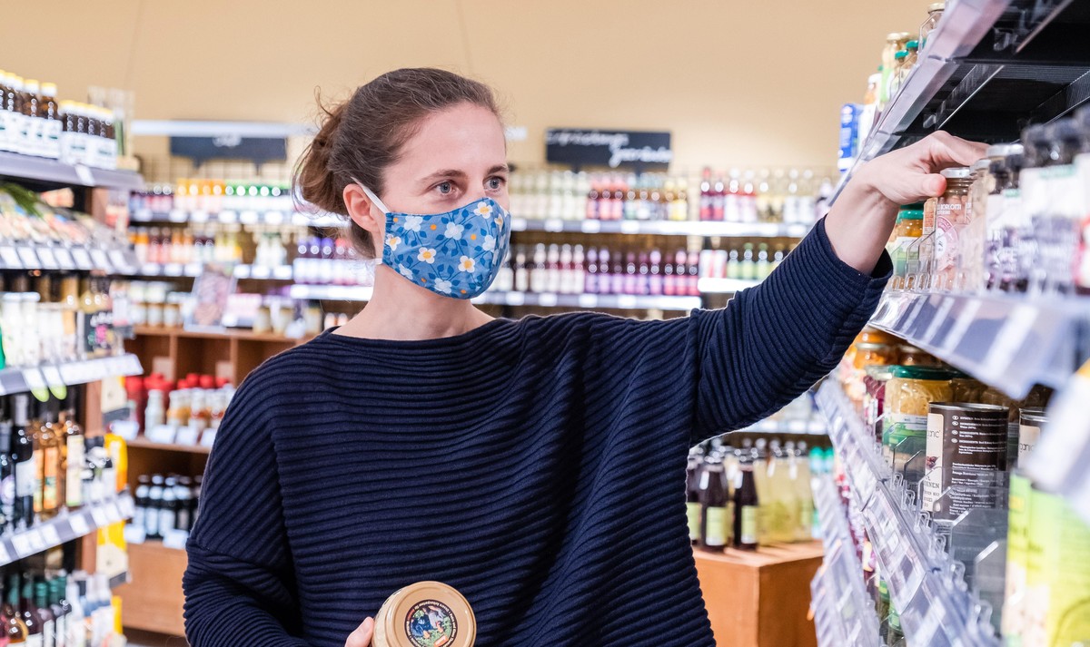 Themenbild zur bundesweiten Maskenpflicht: Eine Frau beim Einkaufen im denns Biomarkt im Hoefe am Bruehl in Leipzig traegt einen selbstgemachten Mundschutz, aufgenommen am 25.04.2020 in Leipzig. Geste ...