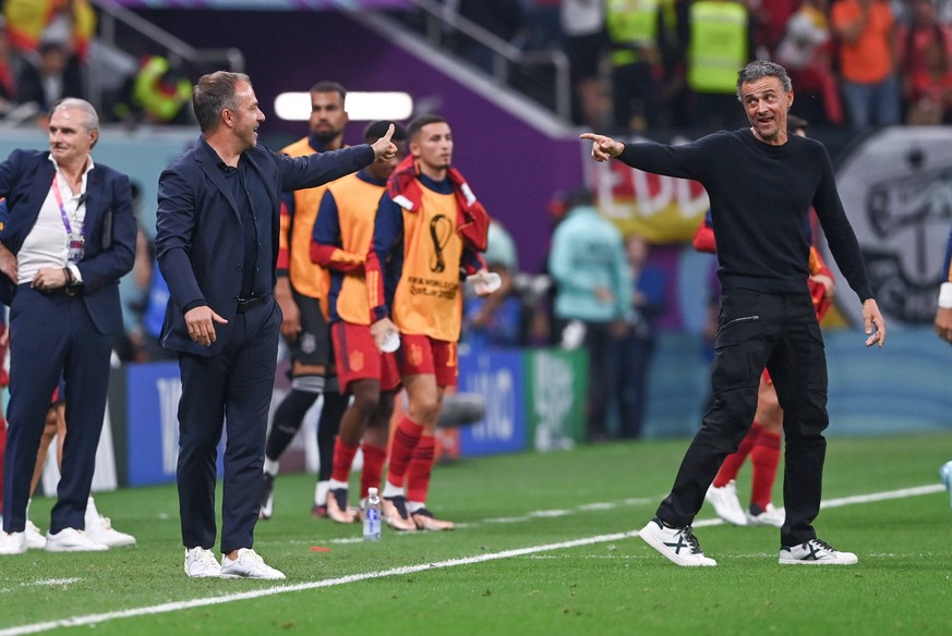 FUSSBALL WM 2022 VORRUNDE GRUPPE E Spanien - Deutschland 26.11.2022 Bundestrainer Hansi Flick li, Deutschland und Trainer Luis Enrique re, Spanien freuen sich nach dem Abpfiff *** FOOTBALL World Cup 2 ...