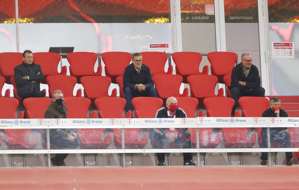 Fussball Bundesliga FC Bayern München - Hertha BSC Der Vorstand des FC Bayern auf der Tribüne: Karl-Heinz Rummenigge, Uli Hoeneß , Herbert Hainer München Deutschland Allianz Arena *** Football Bundesl ...
