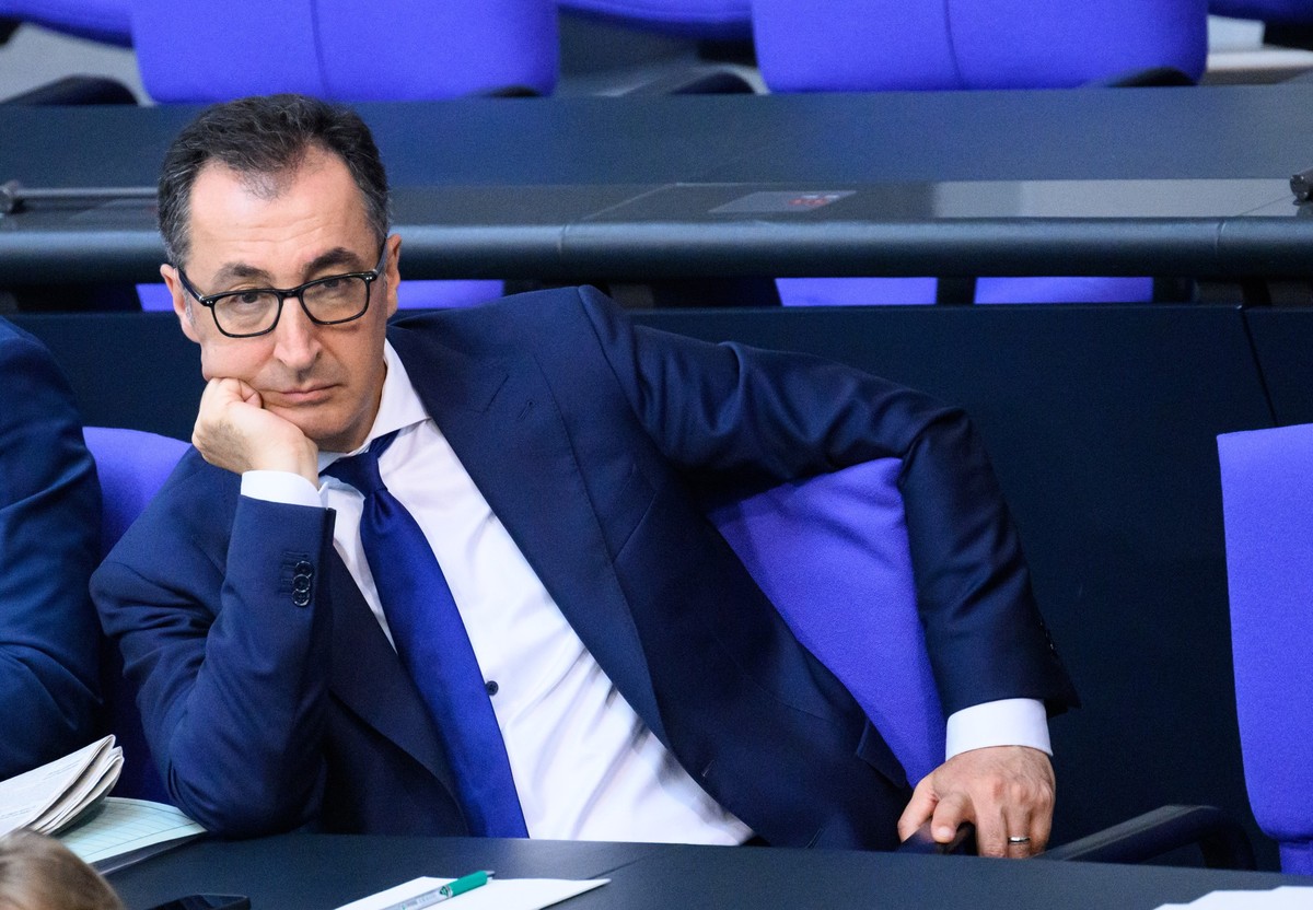 16.06.2023, Berlin: Cem Özdemir (Bündnis 90/Die Grünen), Bundesminister für Ernährung und Landwirtschaft, verfolgt die Debatte über das Tierhaltungskennzeichnungsgesetz in der Plenarsitzung im Deutsch ...