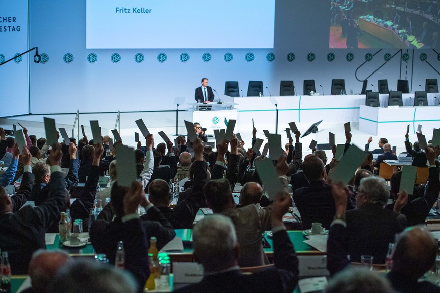 Die Delegierten stimmen ueber die Wahl von Fritz Keller nicht im Bild zum DFB-Praesidenten ab, Abstimmung, Stimmzettel, Wahlen, Pr