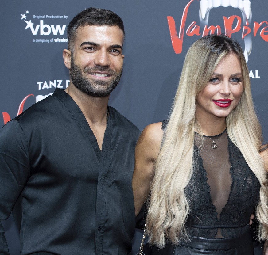 von links: Rafi RACHEK, Jade BRITANI, Eva BENETATOU, Teilnehmerin Promi Big Brother, mit Freund Chris STENZ, Roter Teppich, Red Carpet Show, Premiere fuer das Musical Tanz der Vampire im Metronom Thea ...