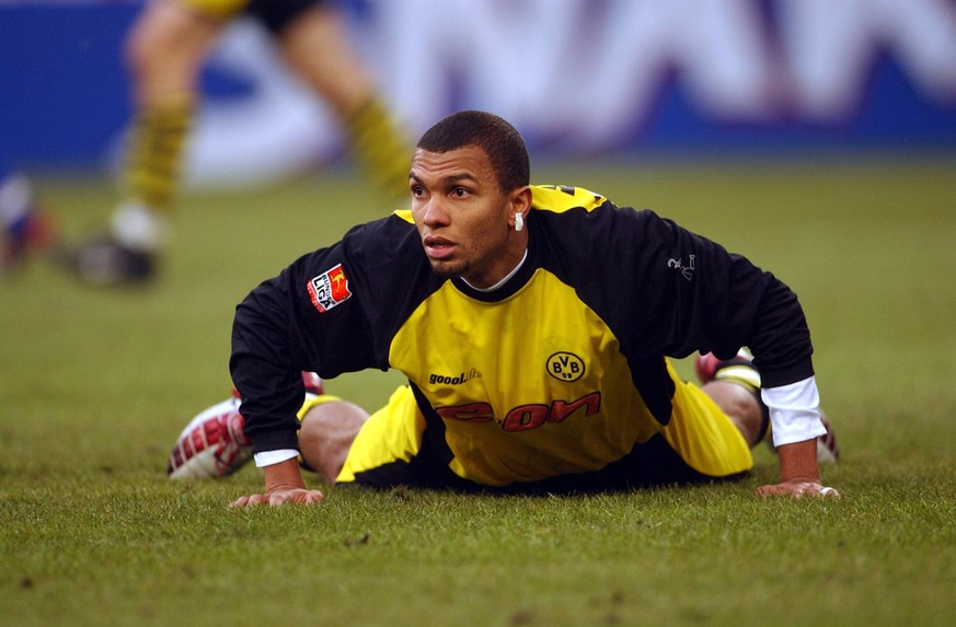 Auf dem Boden der Tatsachen: Marcio Amoroso nach seiner verspäteten Landung in Dortmund.