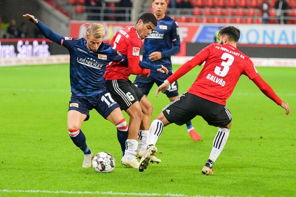 Simon Hedlund (1.FC Union Berlin, Nr.17) setzt sich gegen Paulo Otavio (Nr.6, FC Ingolstadt 04) und Lucas Galvao (Nr.3, FC Ingolstadt 04) durch beim Spiel FC Ingolstadt 04 gegen 1. FC Union Berlin am  ...