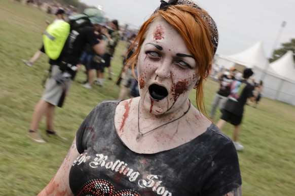 Eine Wacken-Teilnehmerin als Zombie verkleidet.