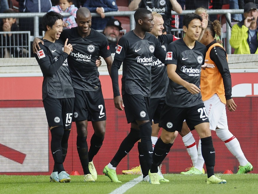 17.09.2022, Fussball, 1. Bundesliga, 2022 - 2023, 7. Spieltag, VfB Stuttgart - Eintracht Frankfurt, GER, Stuttgart, Mercedes-Benz Arena Bild: v. li. Torschuetze Daichi Kamada Eintracht Frankfurt, 15,  ...