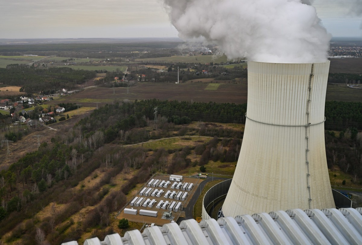 22.02.2023, Brandenburg, Spremberg: Ein K�hlturm vom Braunkohlekraftwerk Schwarze Pumpe des Energiekonzers LEAG. Am selben Tag besuchte Robert Habeck (B�ndnis 90/Die Gr�nen), Bundesminister f�r Wirtsc ...