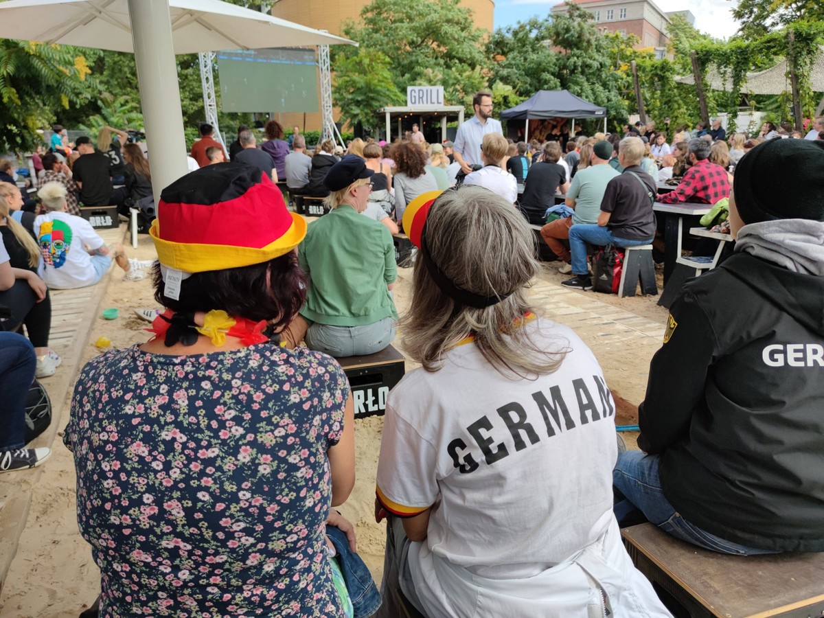 Berlin, Deutschland, 03.08.2023: Public Viewing im Berliner Biergarten BRLO Brwhouse beim Spiel Deutschland - Südkorea bei der Frauen-Fußball-WM in Australien und Neuseeland, Fans schauen die TV-Übert ...