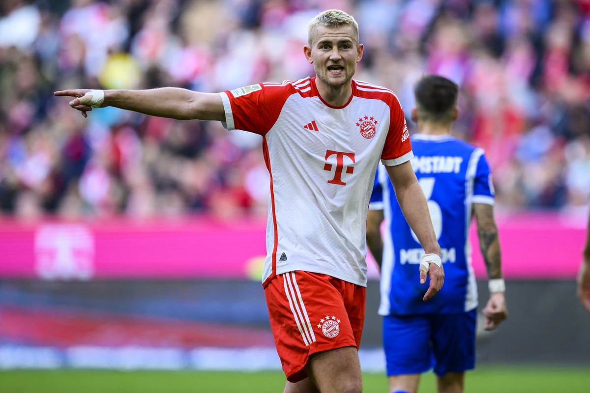 ARCHIV - 28.10.2023, Bayern, München: Fußball: Bundesliga, Bayern München - Darmstadt 98, 9. Spieltag, Allianz Arena. Münchens Matthijs de Ligt gestikuliert. Er soll laut Sky im Sommer wechseln dürfen ...