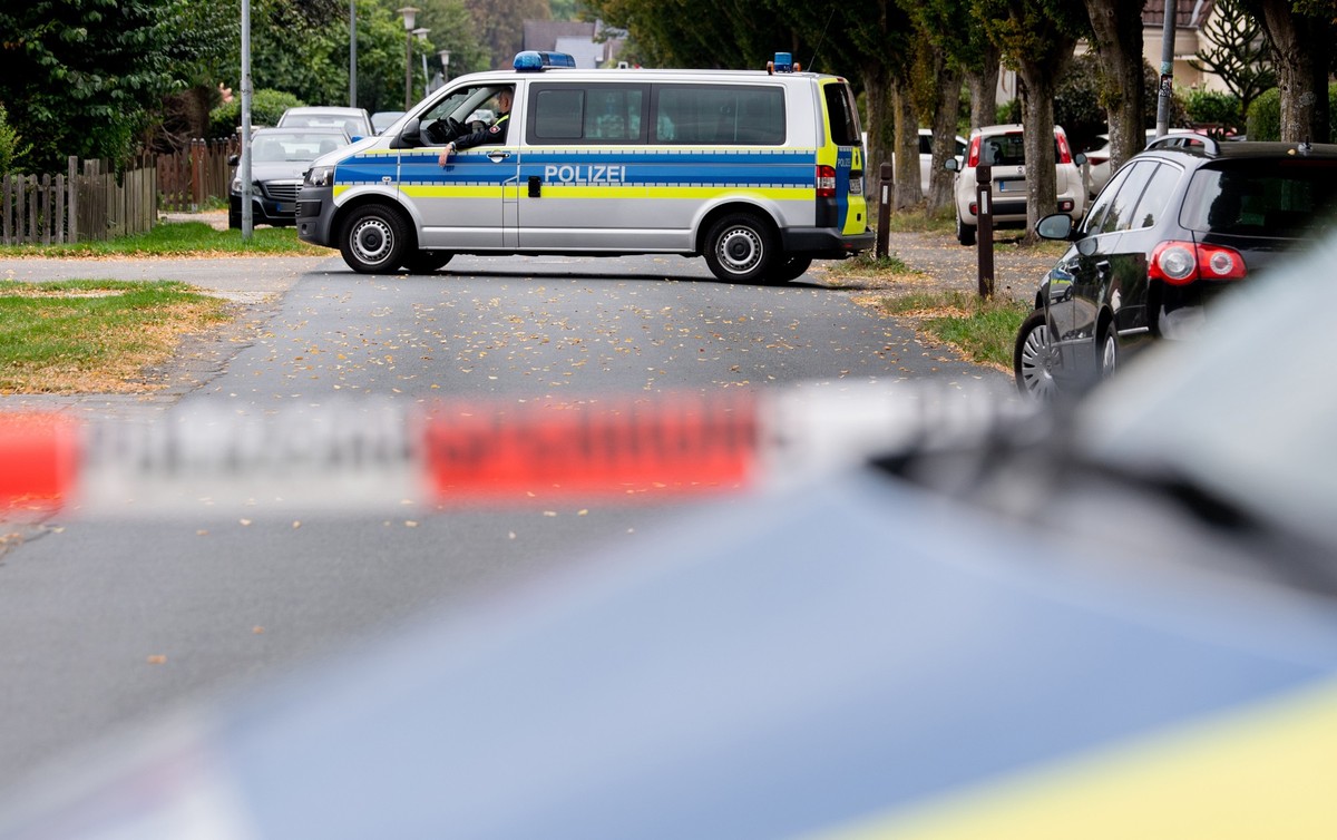 29.09.2025, Oldenburg: Ein Polizeiauto steht hinter einem mit Flatterband abgesperrten Bereich. Ein Mann soll seine Kinder und seine Partnerin im niedersächsischen Oldenburg erschossen haben. Anschlie ...